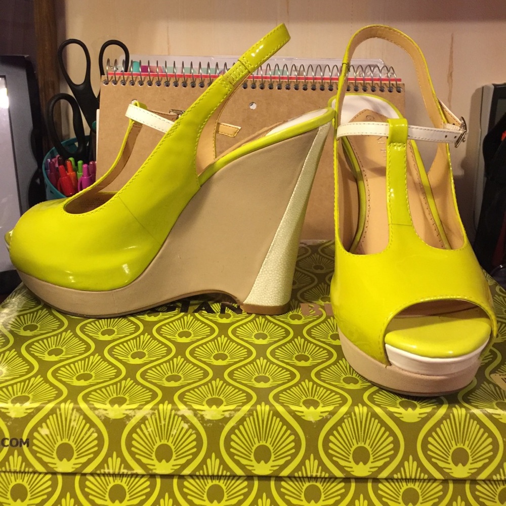 Gianni Bini Yellow Zest/White Wedges Sz 6.5